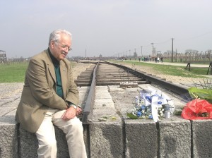 Oleg Mandić u Auschwitzu na kraju pruge