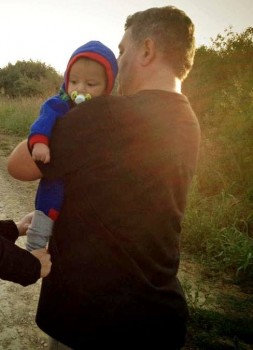 Novinar Željko Garmaz nosi izbjegličko djete prema hrvatsku granicu  Foto: HRT 