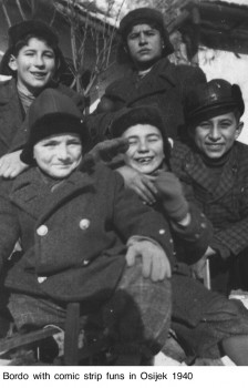 Borivoj Dovniković 1940  s prijateljima, dolje prvi s lijeva