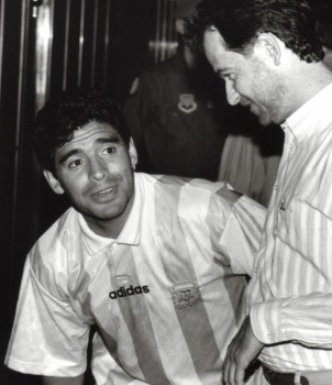 Diego-Armando-Maradona-i-Drago-Pilsel-Zagreb-1994.-Prvi-susret.-Snimio-Hrvoje-Dominić