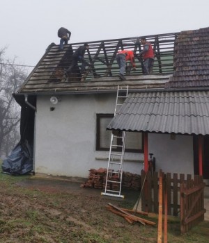 Ekipa iz Jagodnjaka popravlja krov u Grabovcu 