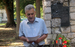 Petar Kavgić kraj spomenika u Slatinskom Drenovcu 